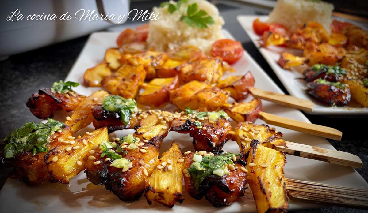 Brochetas de pollo pi&ntilde;a y manzana con freidora de aire
