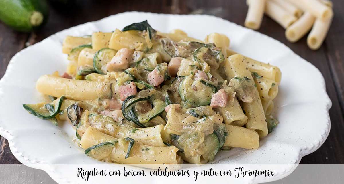 Rigatoni con beicon, calabacines y nata con Thermomix