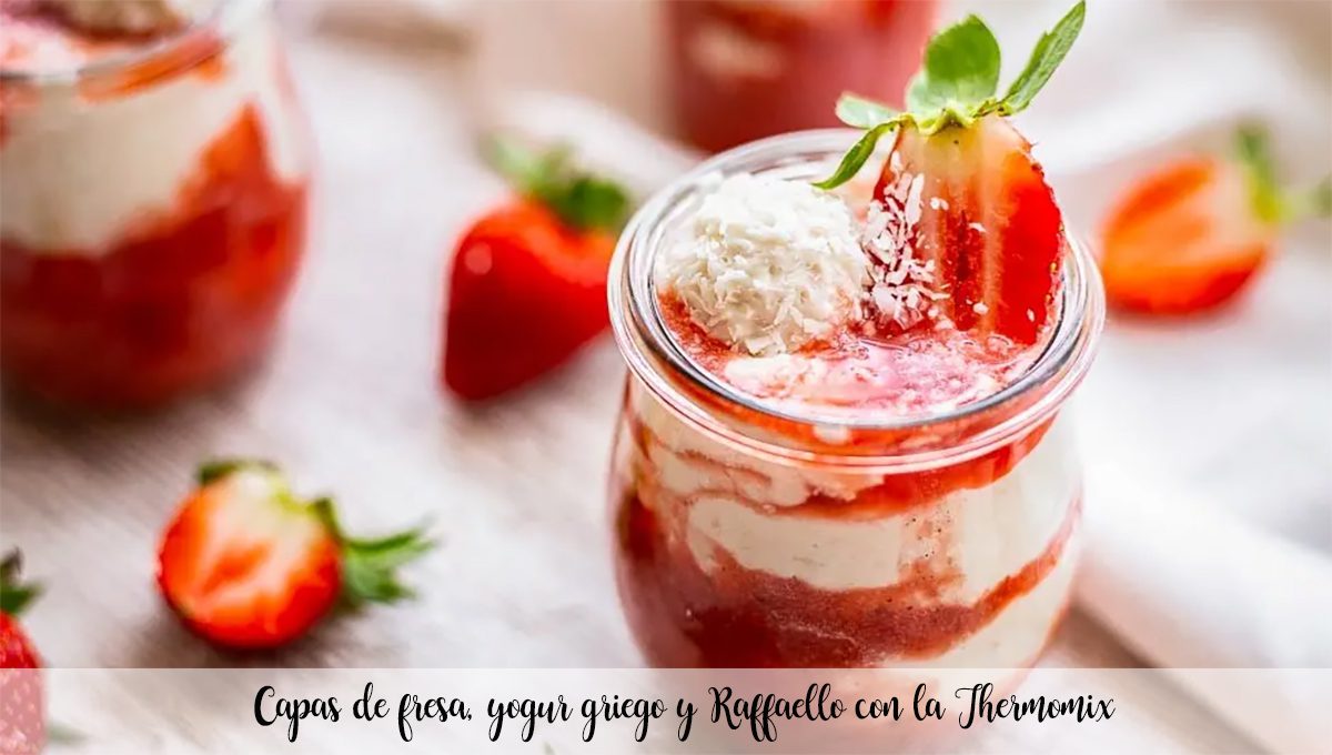 Capas de fresa, yogur griego y Raffaello con la Thermomix