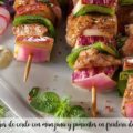 Brochetas o pinchos de cerdo con manzana y pimientos en freidora de aire -  air fryer