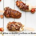 Piruletas de plátano en chocolate y avellanas con thermomix