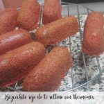 Bizcochito rojo de t&eacute; relleno con thermomix