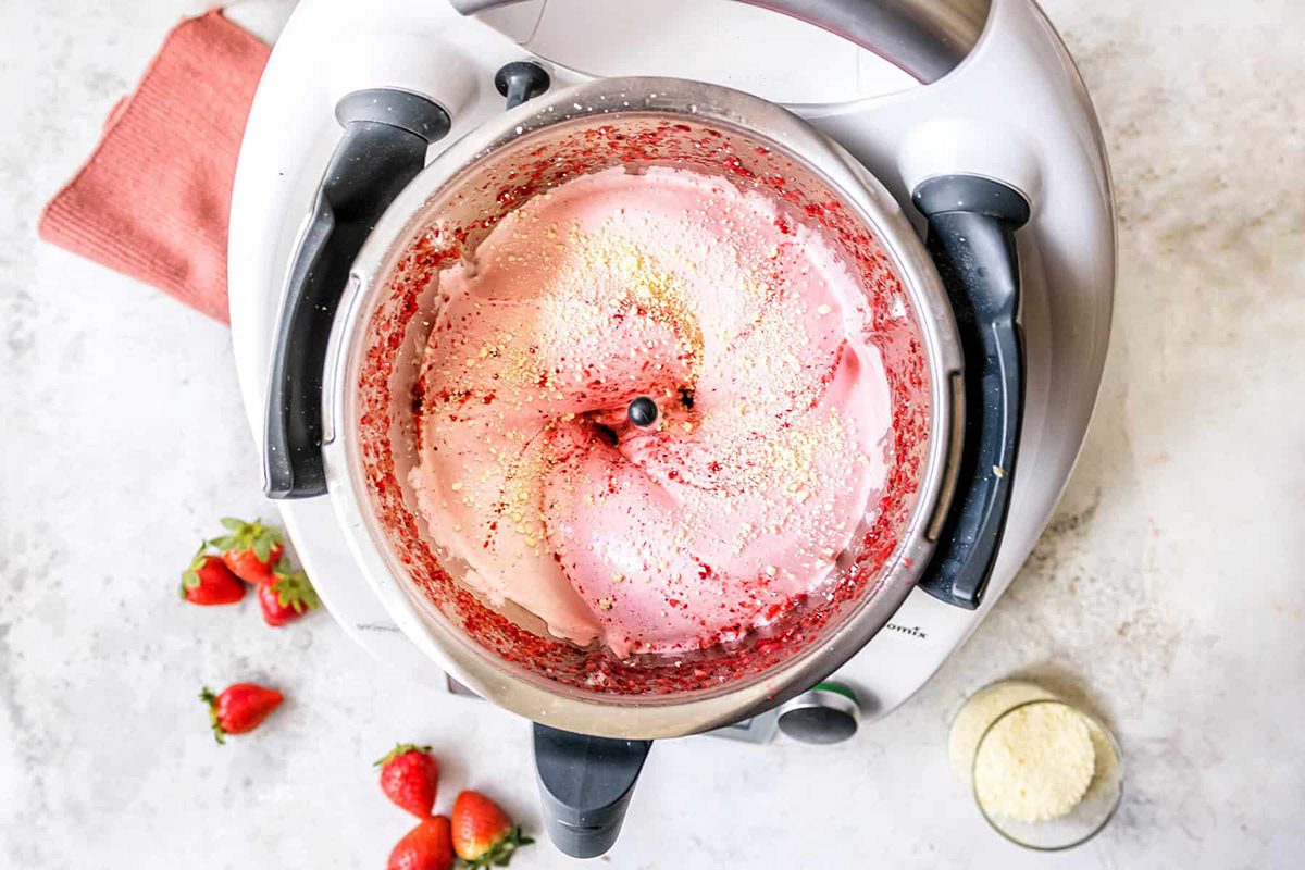 Gelato morbido alla fragola e cioccolato bianco con Bimby