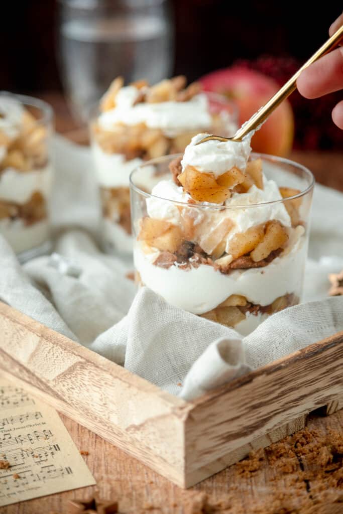 Dessert di mele al forno e mascarpone in un bicchiere con il Bimby