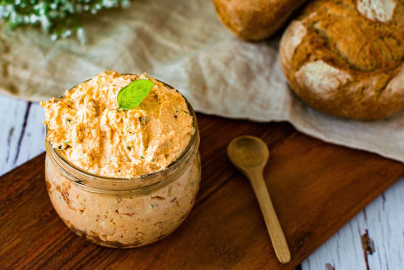 Dip di feta e quark con pomodori asciutti 