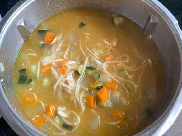 Zuppa di pollo con noodles normomix